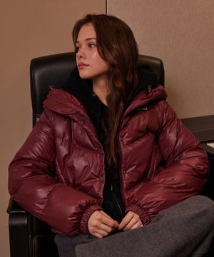 글로시 로고 푸퍼 크롭 패딩 와인