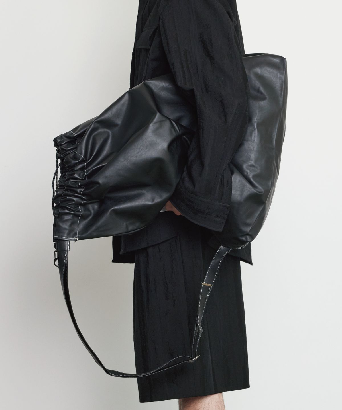 컨템포러리 어카운츠(CONTEMPORARY ACCOUNTS) Faux-Leather 드로우스트링 백 [블랙]