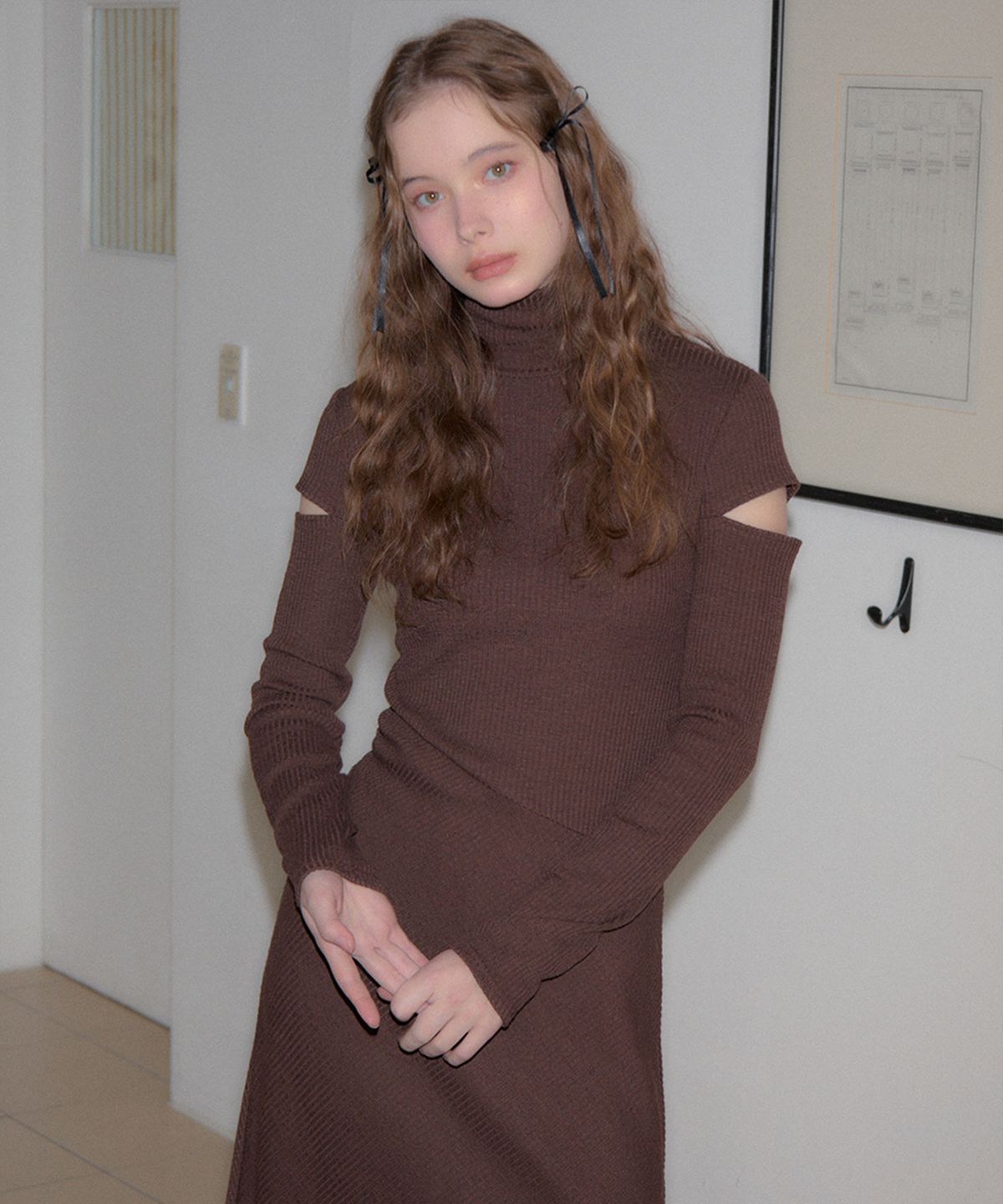 살롱 드 욘(SALON DE YOHN) High Neck Cut-Out Long Dress_ Brown