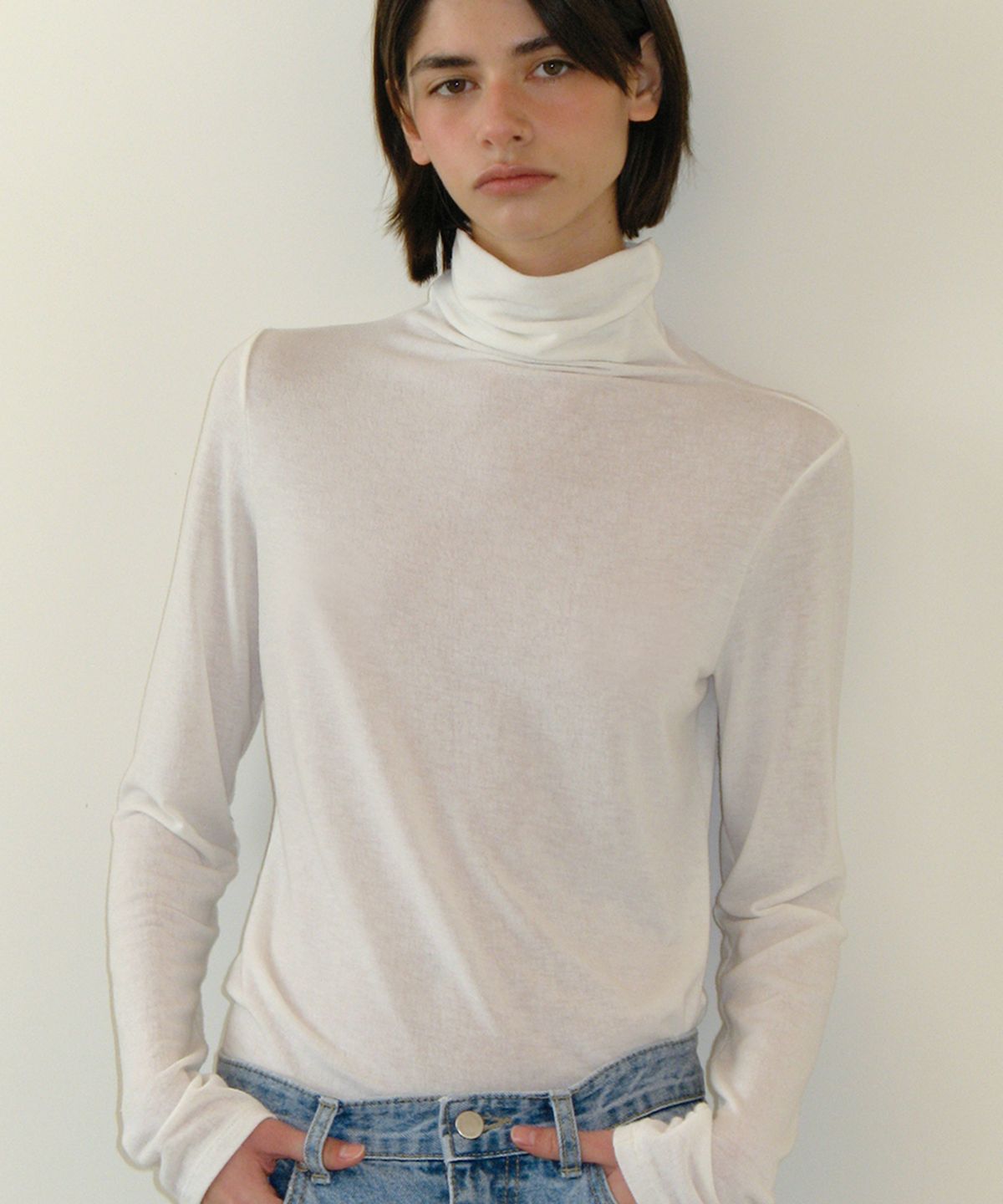 썸웨어버터(SOMEWHEREBUTTER) turtleneck logo top - ivory