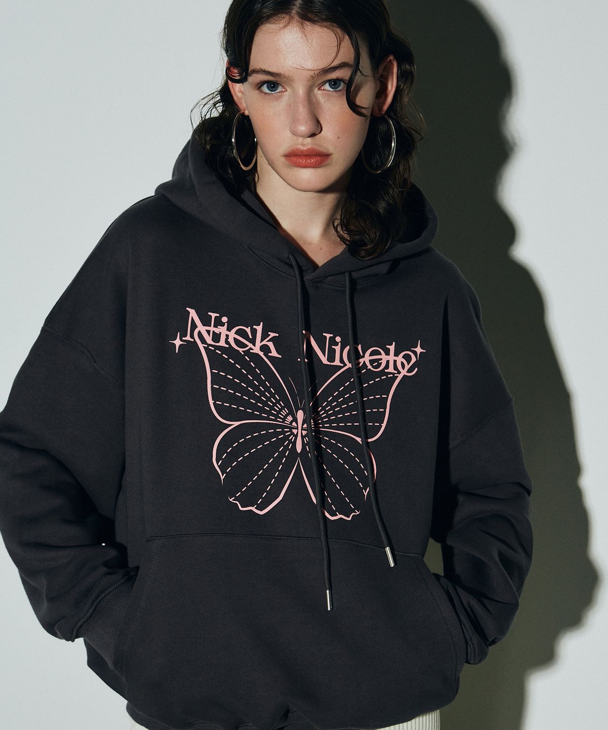 닉앤니콜(NICK&NICOLE) SHINE BUTTERFLY HOODY SWEATSHIRT_CHARCOAL