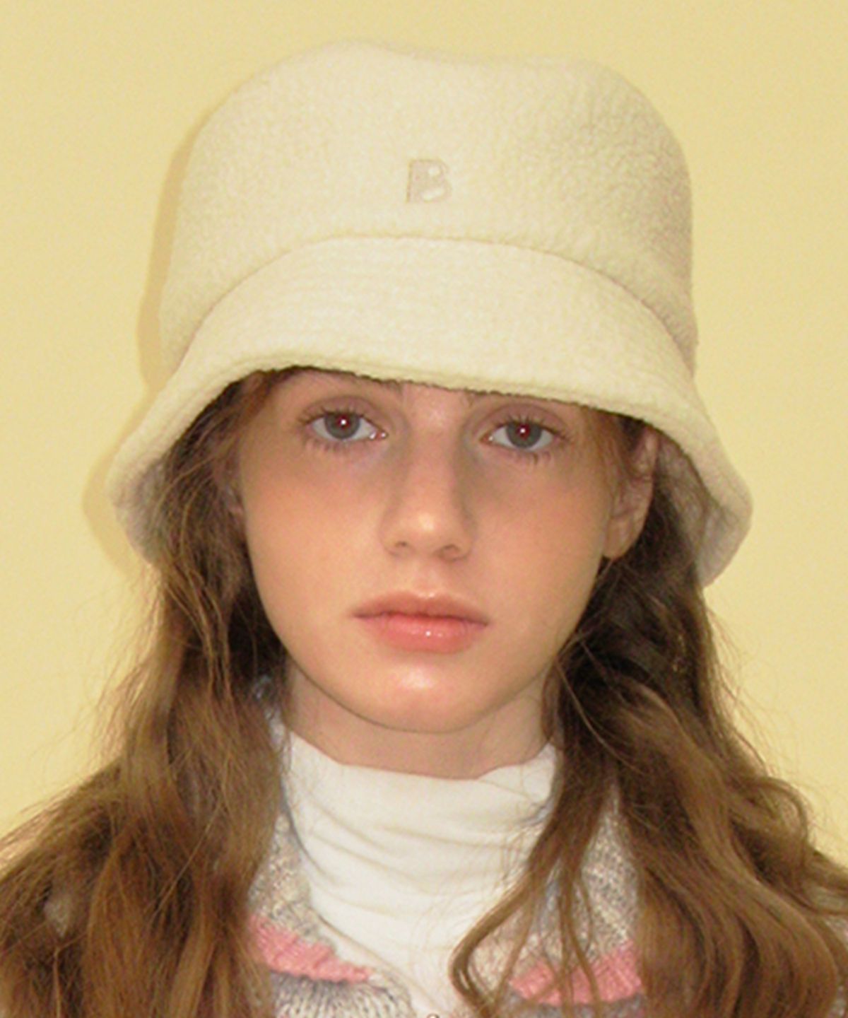 썸웨어버터(SOMEWHEREBUTTER) fleece b logo bucket hat - cream