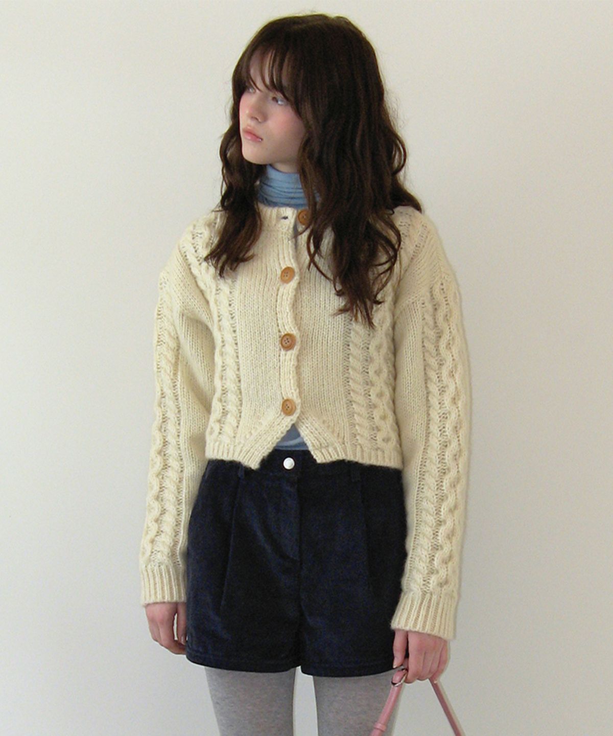 썸웨어버터(SOMEWHEREBUTTER) woodbutton cable cardigan - cream