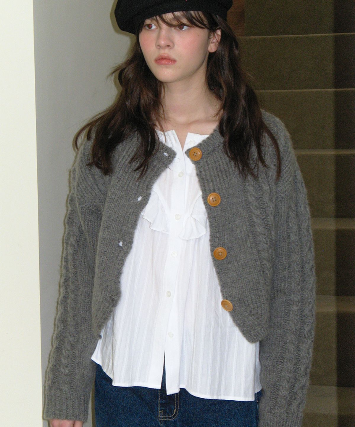 썸웨어버터(SOMEWHEREBUTTER) woodbutton cable cardigan - charcoal