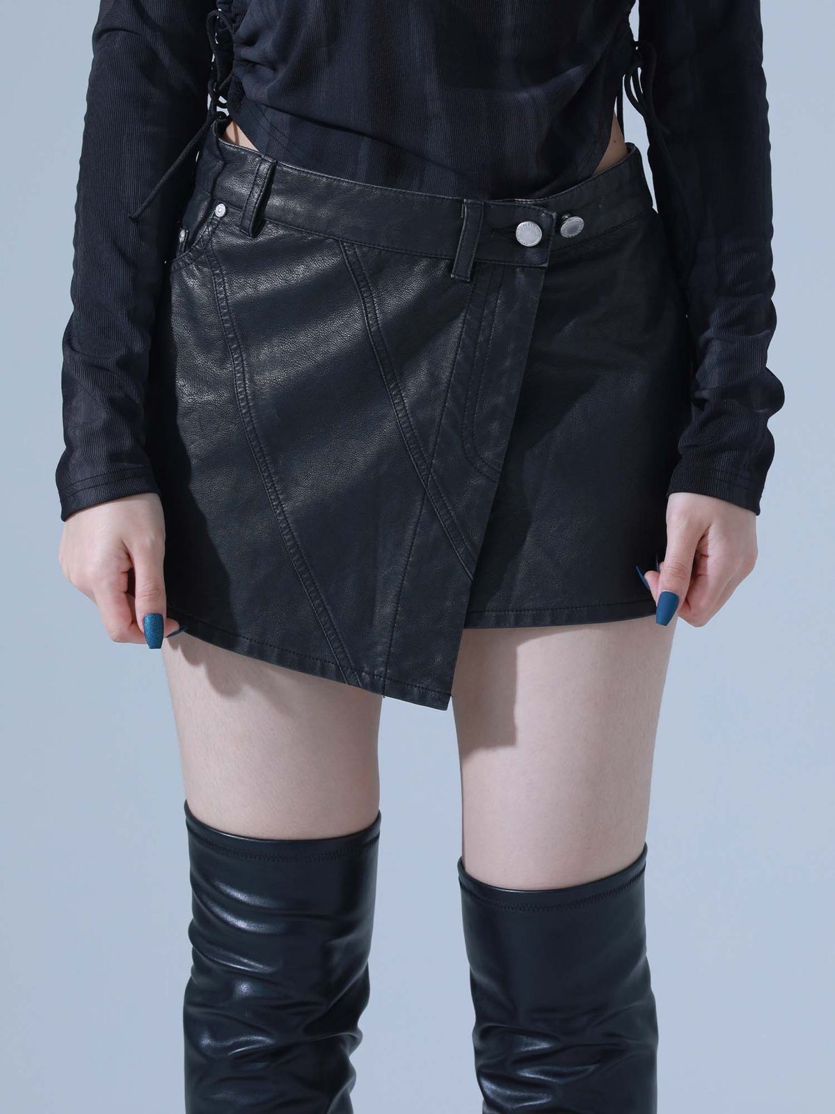 딜레탕티즘(DILETTANTISME) 피그먼트 빈티지 비건 레더 랩스커트 (BK)