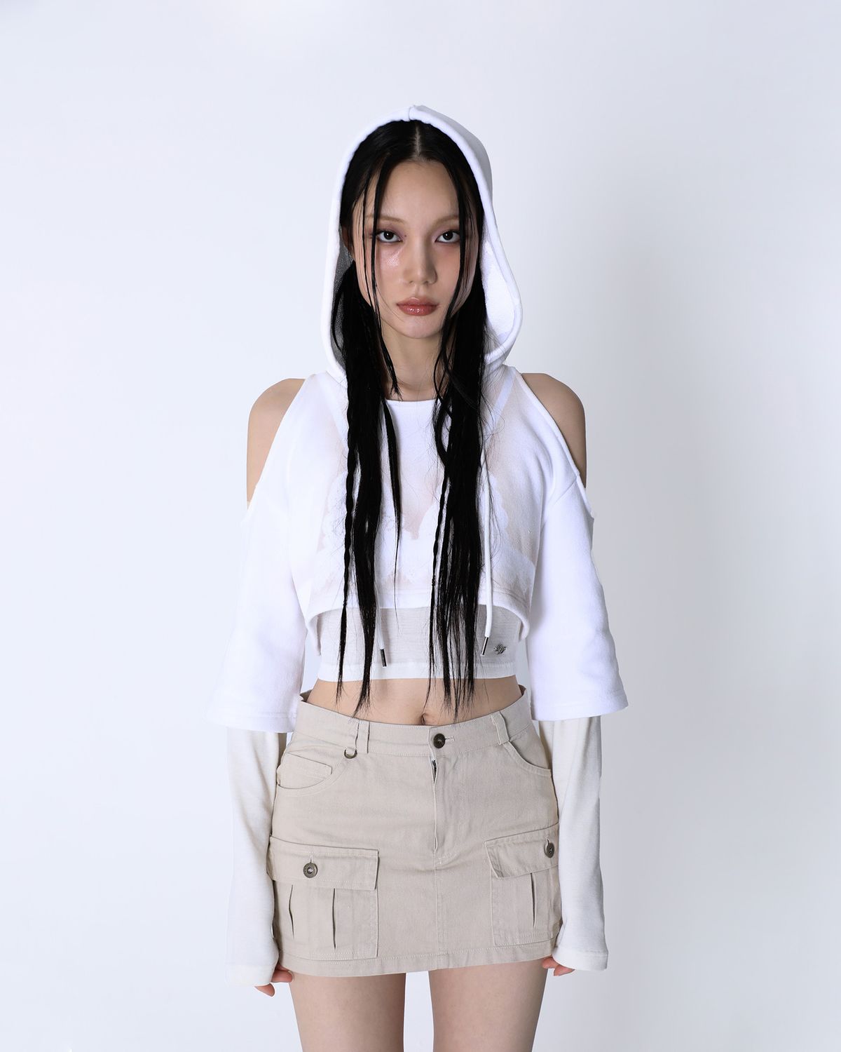 시오(SIO) 숄더 컷 아웃 크롭 후디 [화이트]