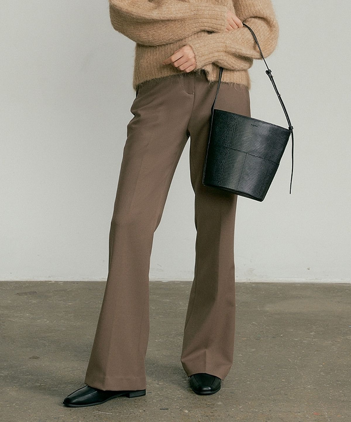 폴뉴아(FOLNUA) SOFT SLIM BOOTS CUT SLACKS [BROWN]