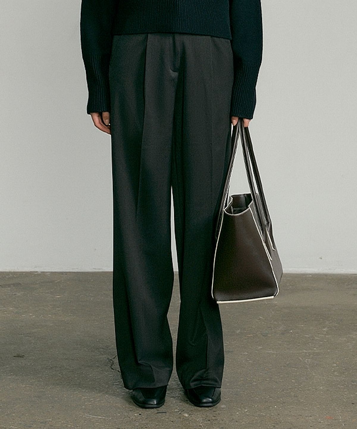 폴뉴아(FOLNUA) WOOL BLEND WIDE SLACKS [CHARCOAL]