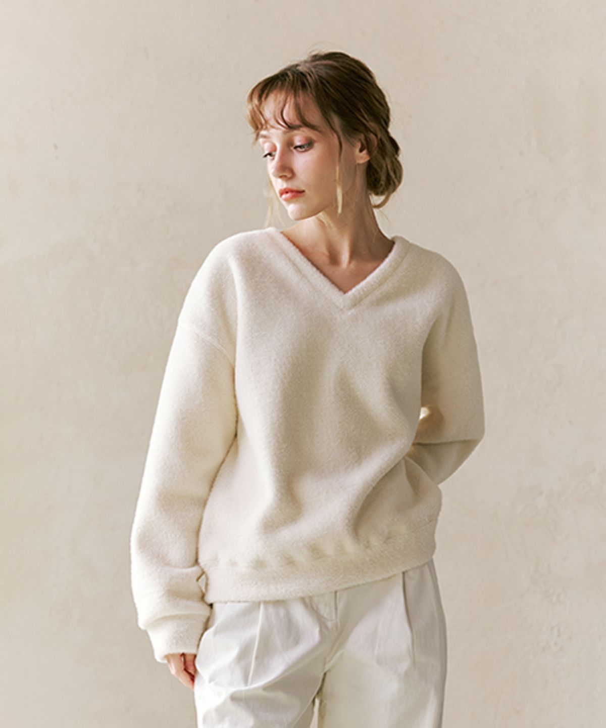 아르덴티 벨로나(ARDENT VELLONA) 워셔블 헤어리 브이넥 스웨트셔츠_Smoke White