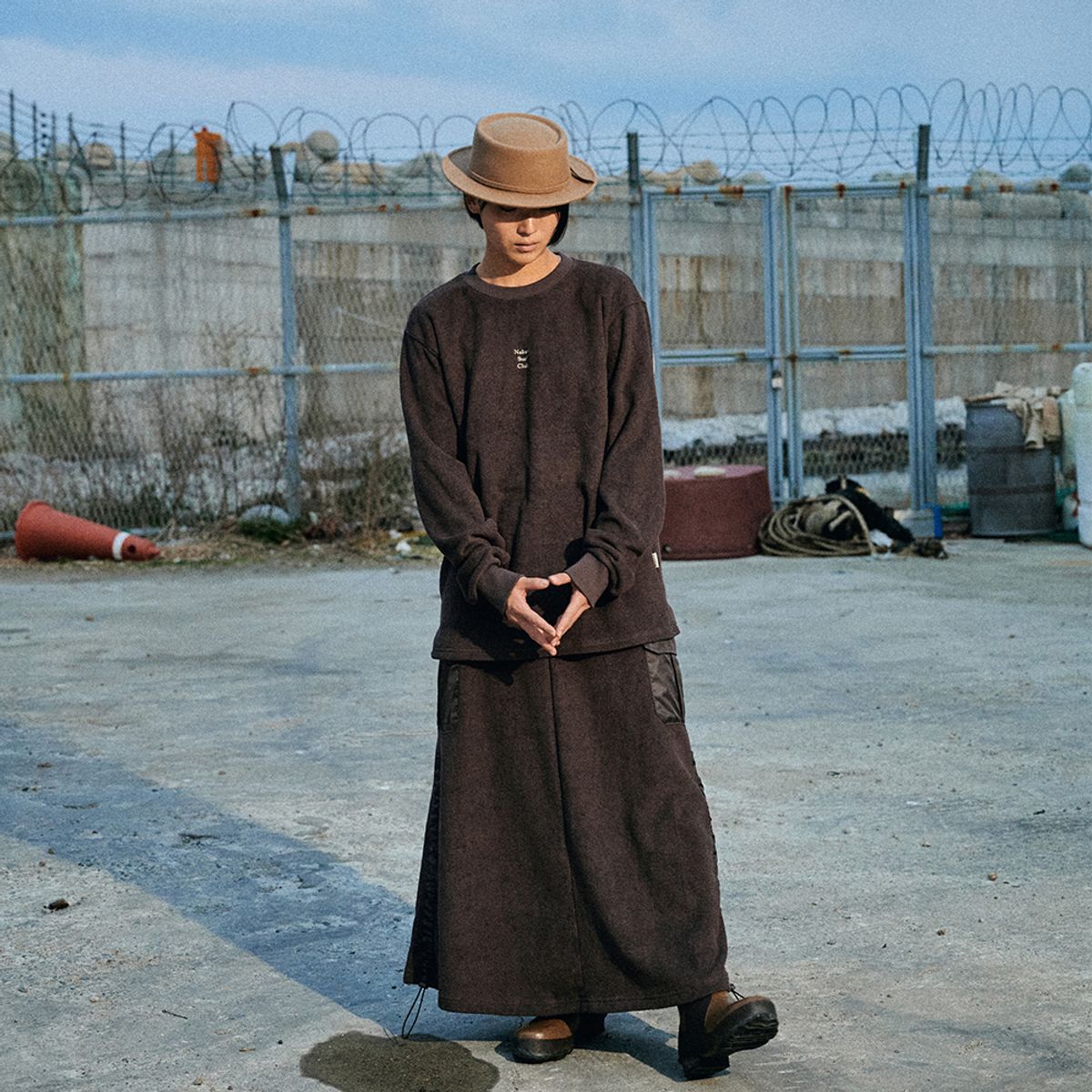 네이키드서프클럽(NAKED SURF CLUB) 소프트 기모 테리 카고 롱 스커트(Brown)