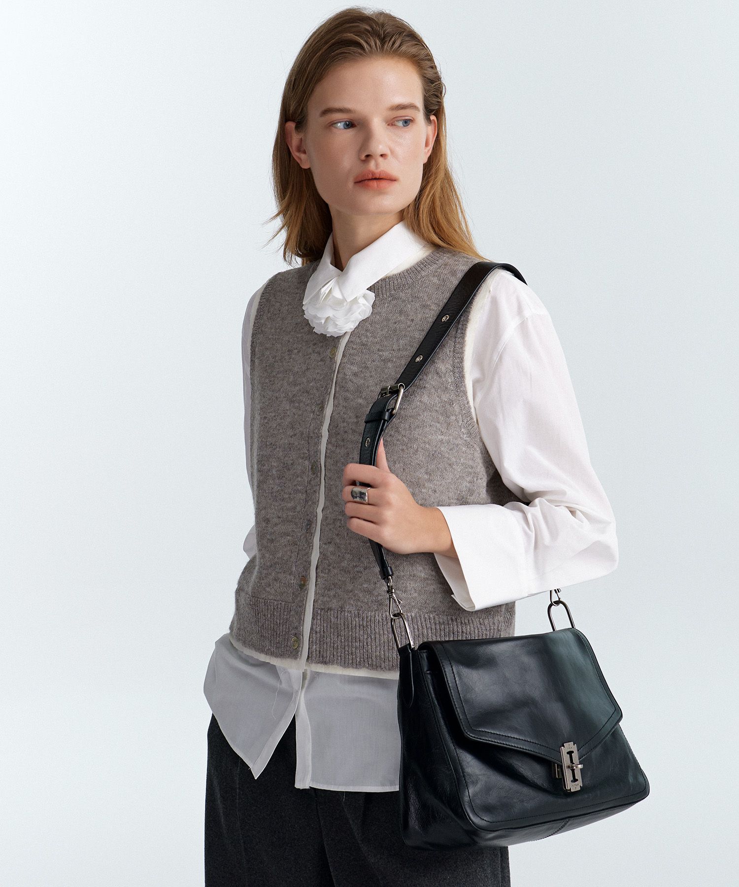 MUSINSA公式 | VUNQUE Occam Doux Square Shoulder L Black