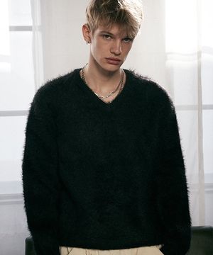 Angora V-neck over knit black