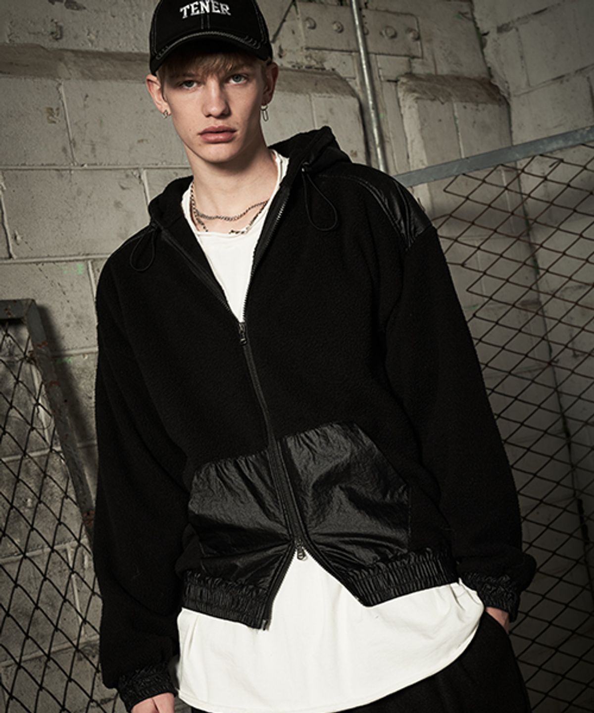 테네르(TENER) Fleece color combination hooded jumper black