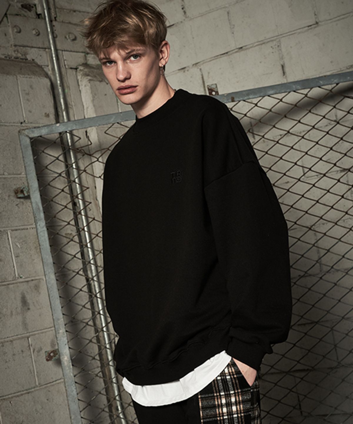 테네르(TENER) Half polar embroidery sweatshirt black