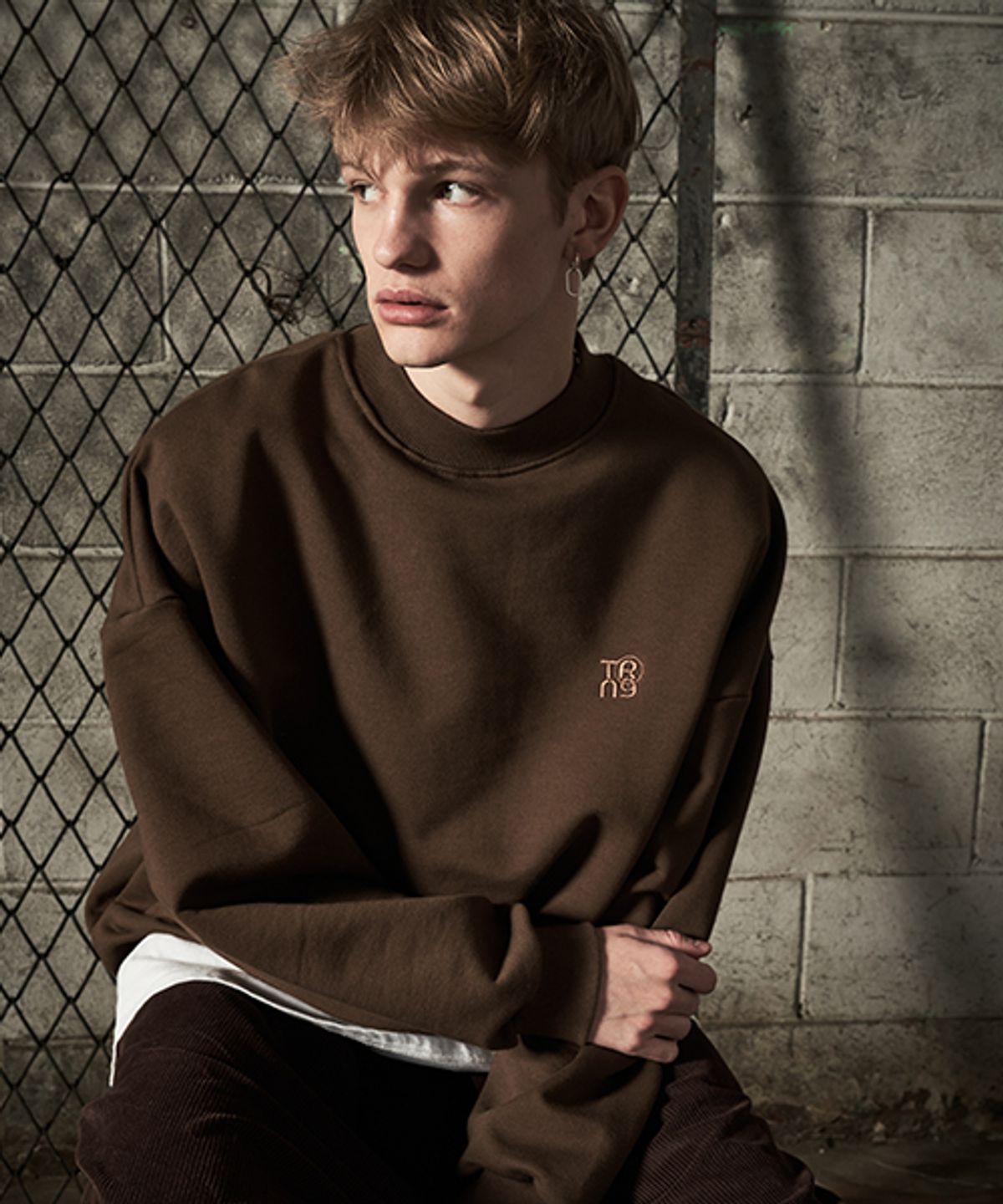 테네르(TENER) Half polar embroidery sweatshirt dark brown