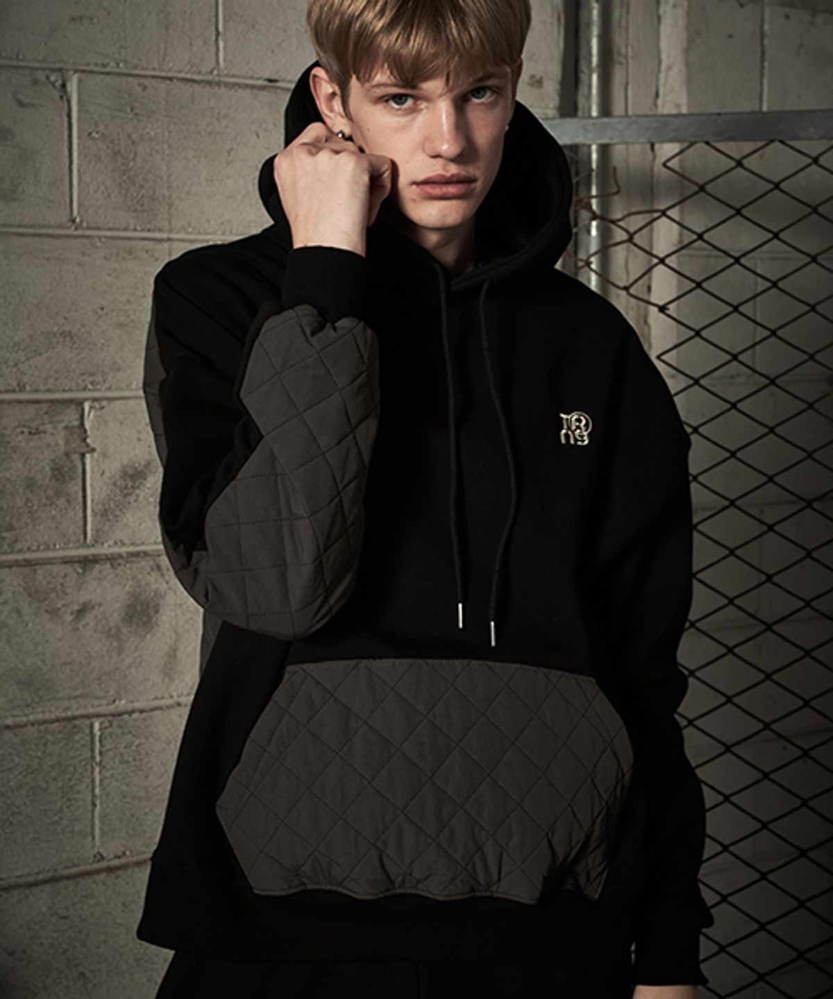테네르(TENER) Padded color combination brushed hoodie black