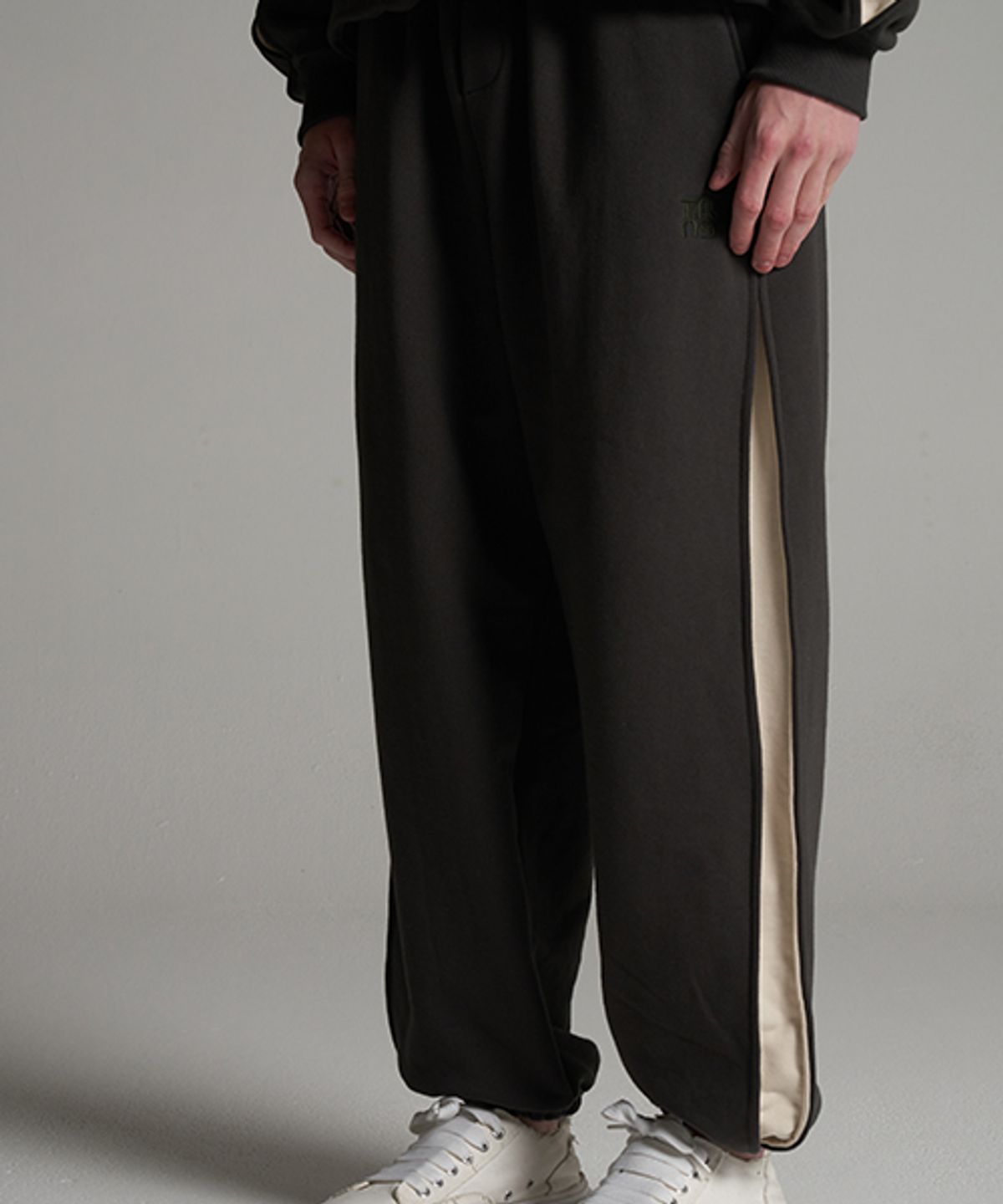 테네르(TENER) Side slit set-up embroidered jogger pants chakol