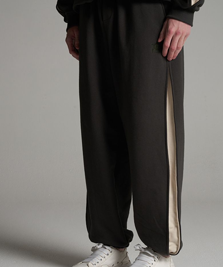 Side slit set-up embroidered jogger pants chakol