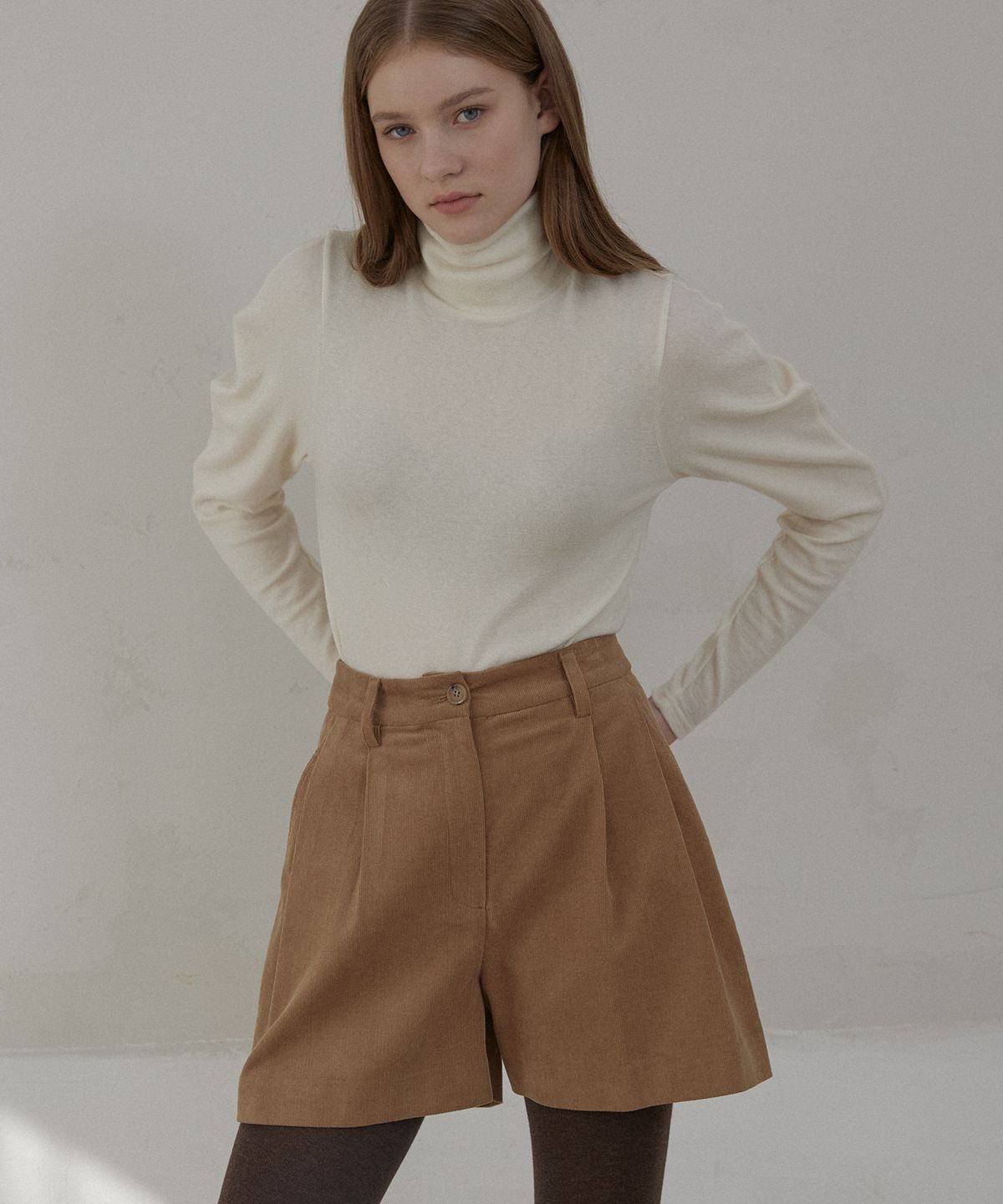 논로컬(NONLOCAL) Two Tuck Corduroy Short Pants - Beige