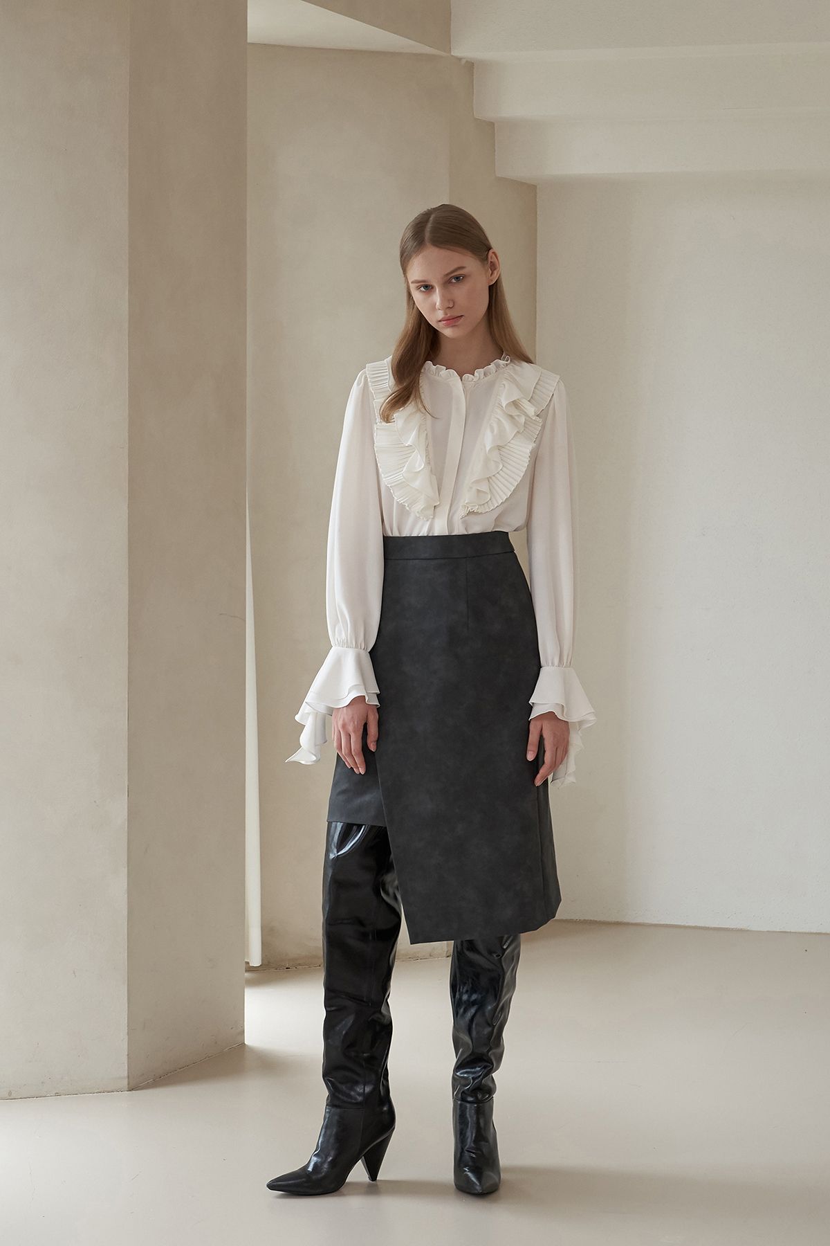 까이에(CAHIERS) 언밸런스 비건레더 미디 스커트