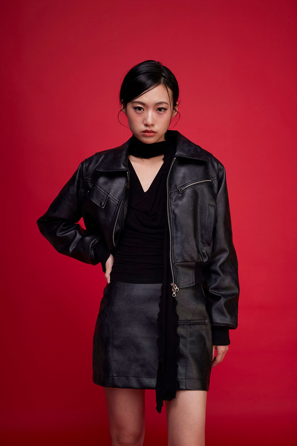 카프리슈(CAPRICIEUX) Amber leather jumper (black)