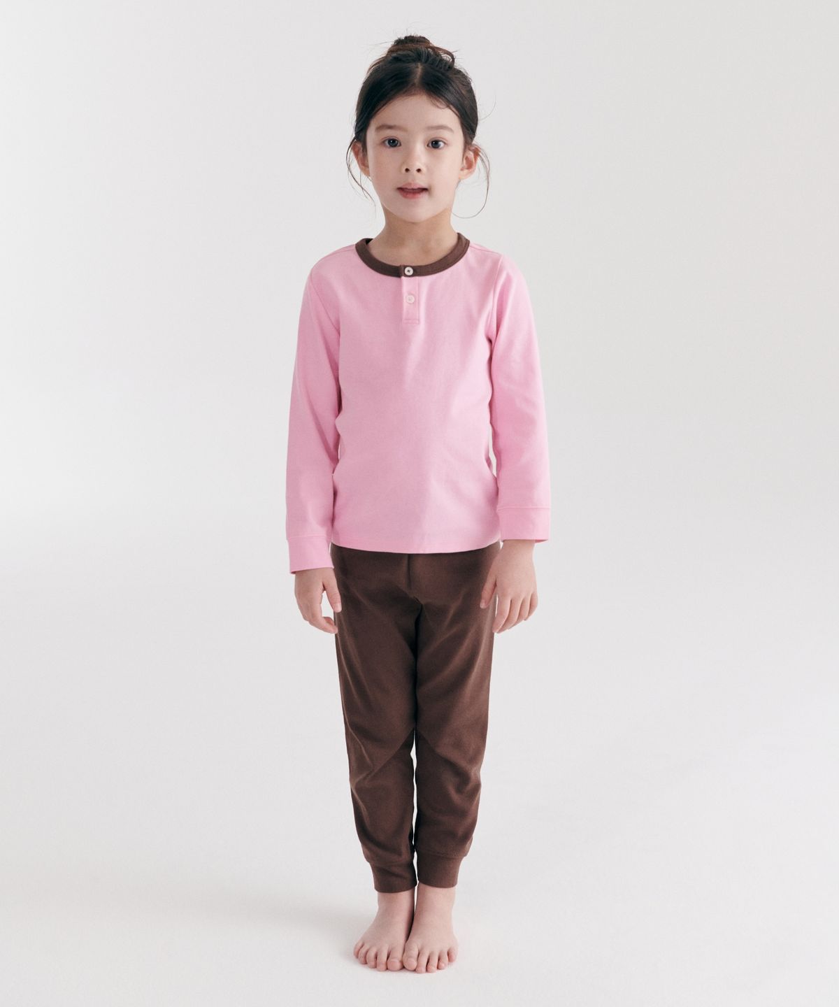 무신사 스탠다드 키즈(MUSINSA STANDARD KIDS) 컬러 블록 헨리 넥 실내복 세트 [핑크/브라운]