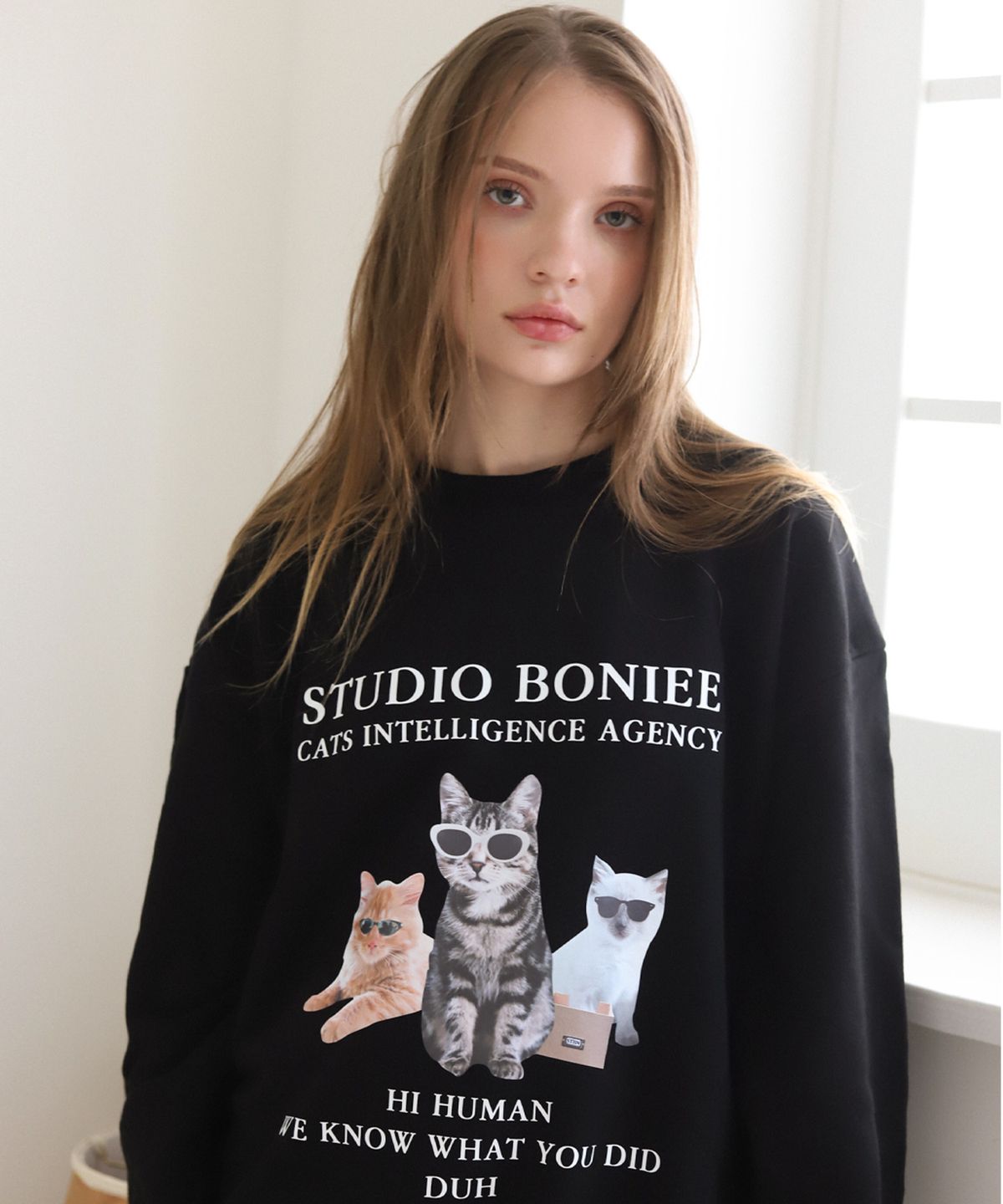 보늬(BONIEE) [기모 선택] CIA 고양이(CIA CATS) 캣 그래픽 오버 맨투맨 블랙