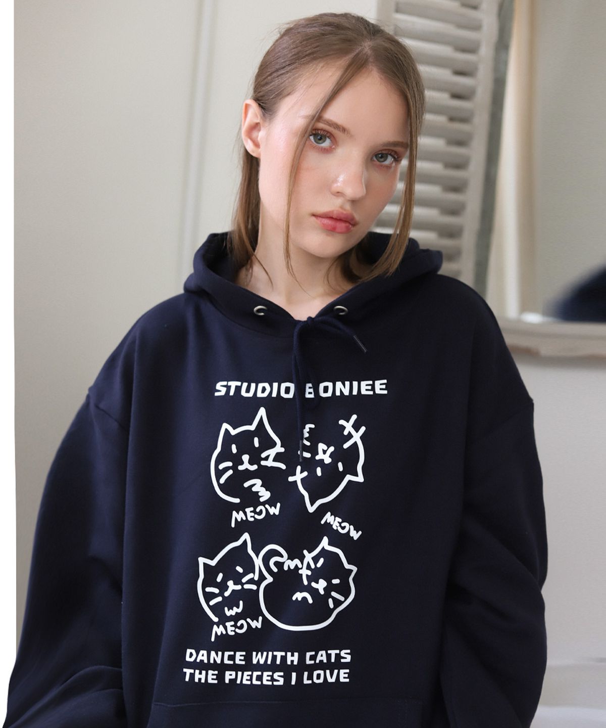 보늬(BONIEE) [기모 선택] 고양이 춤(DANCE WITH CATS) 캣  그래픽 오버 후드 티셔츠 네이비