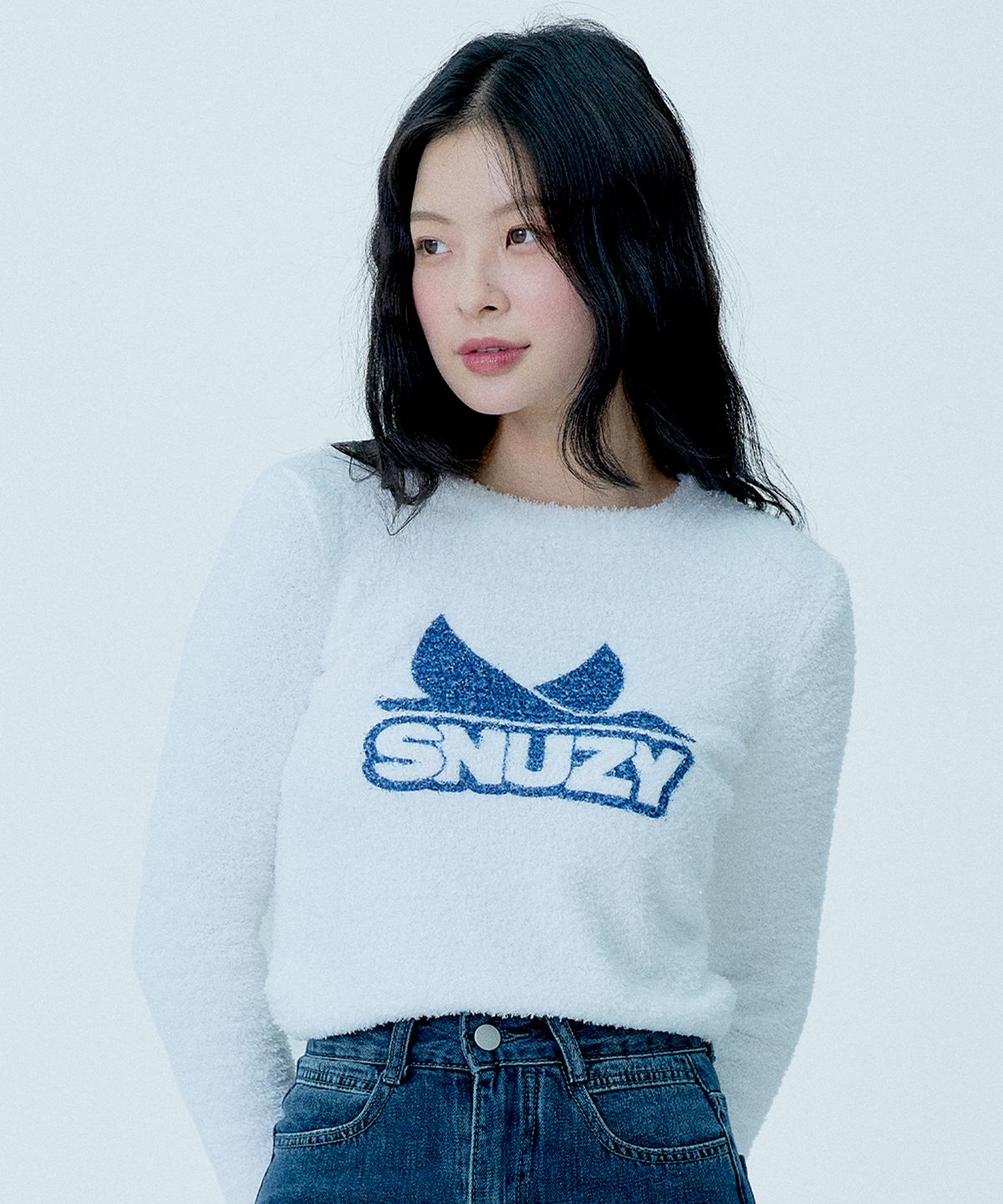 스너지(SNUZY) 로고 니트 크롭탑 브라이트 화이트