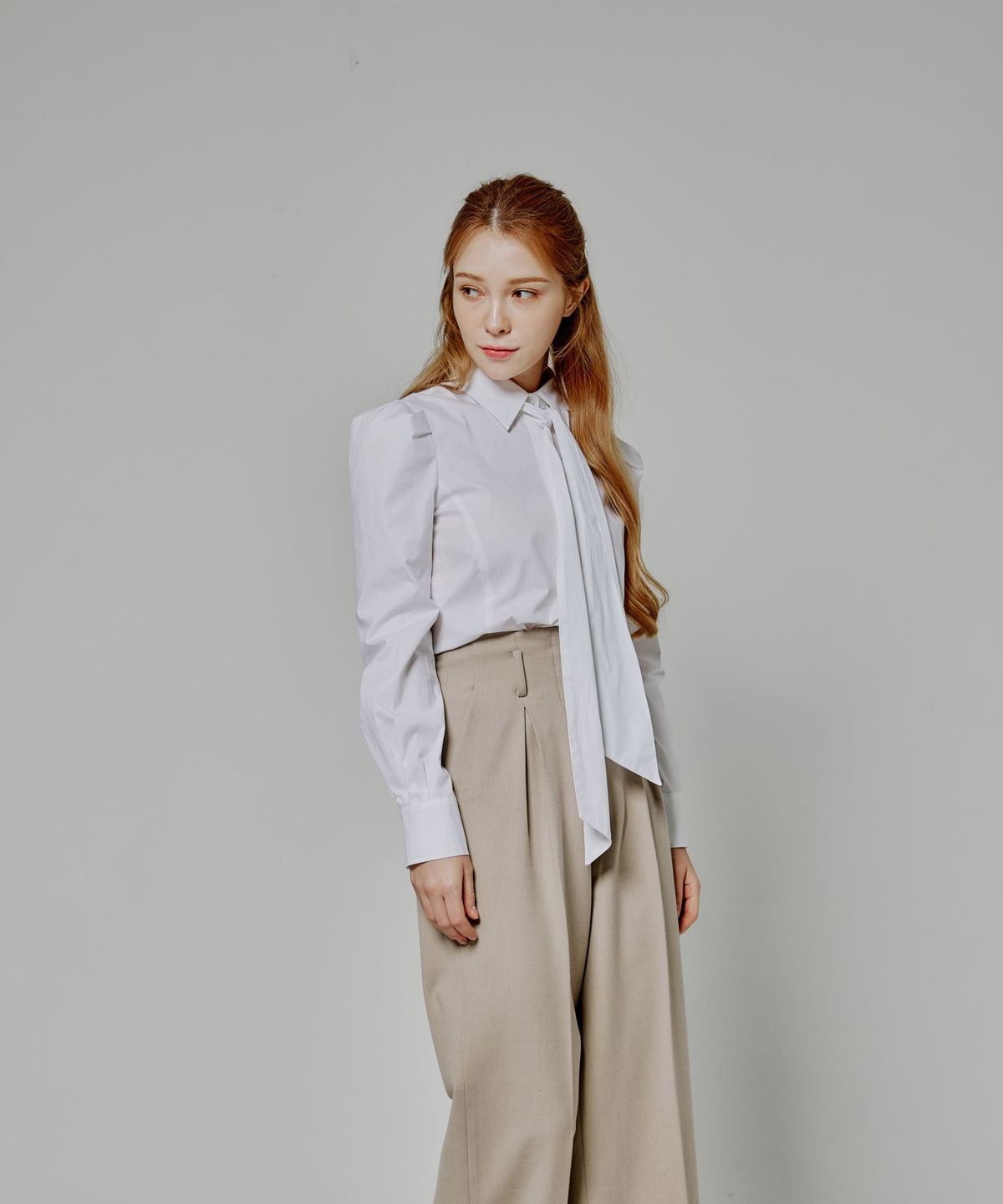 벨르마(BELLEMA) Cotton Slim Fit Tie Puff Blouse[ivory]