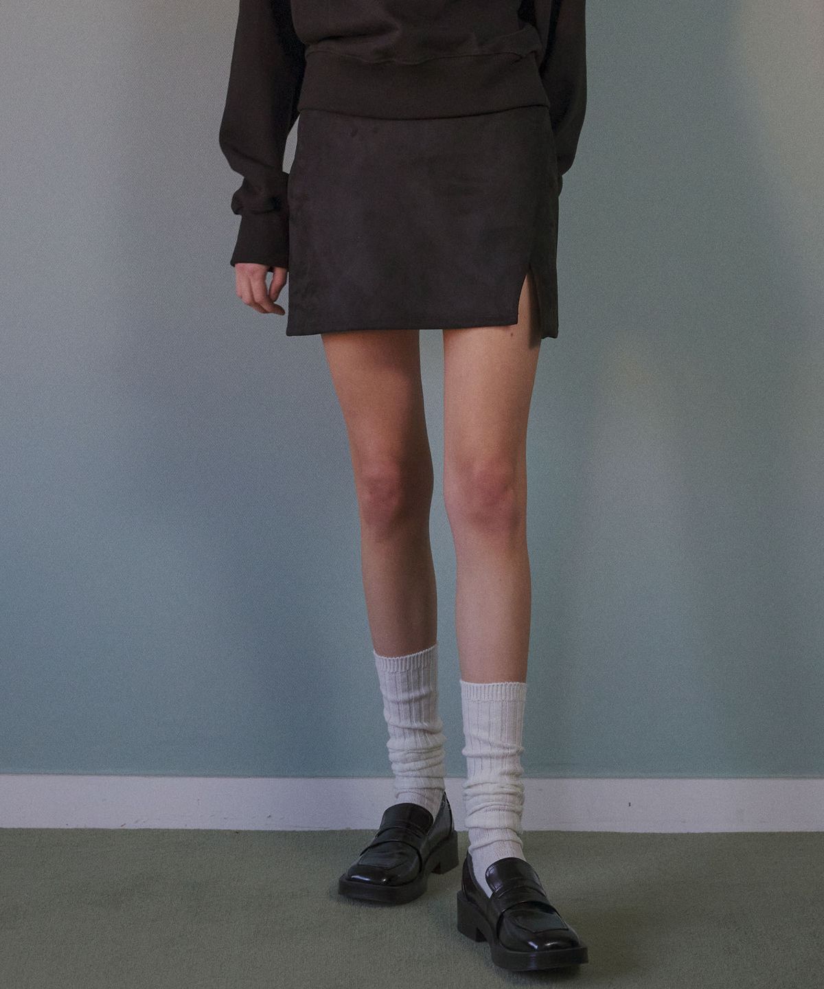 쏘이르(SO IR) SUEDE SLIT MINI SKIRT - BLACK