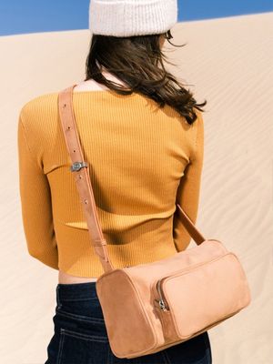 poster pocket bag - suede camel