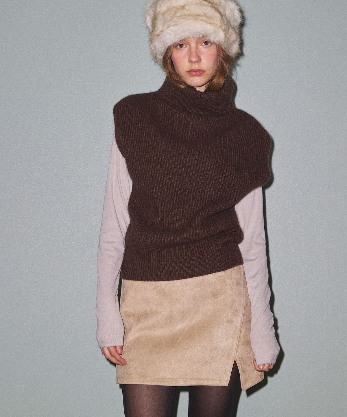 쏘이르(SO IR) SUEDE SLIT MINI SKIRT - IVORY