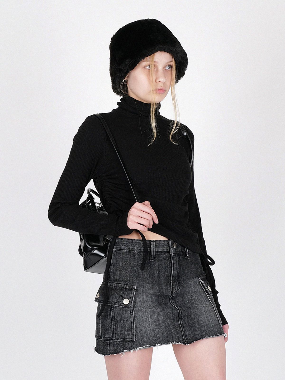 리마지(REMAGIE) Side Shirring Turtleneck (black)