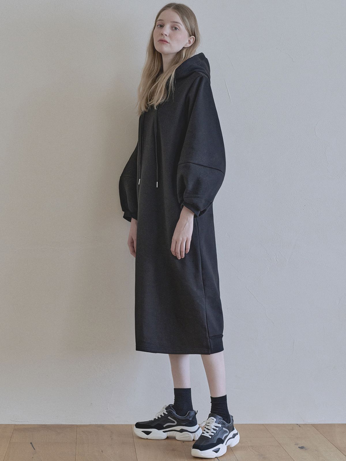 아방(AVANT-G) Volume Sleeve Long Hooded Dress - BLACK (기모)