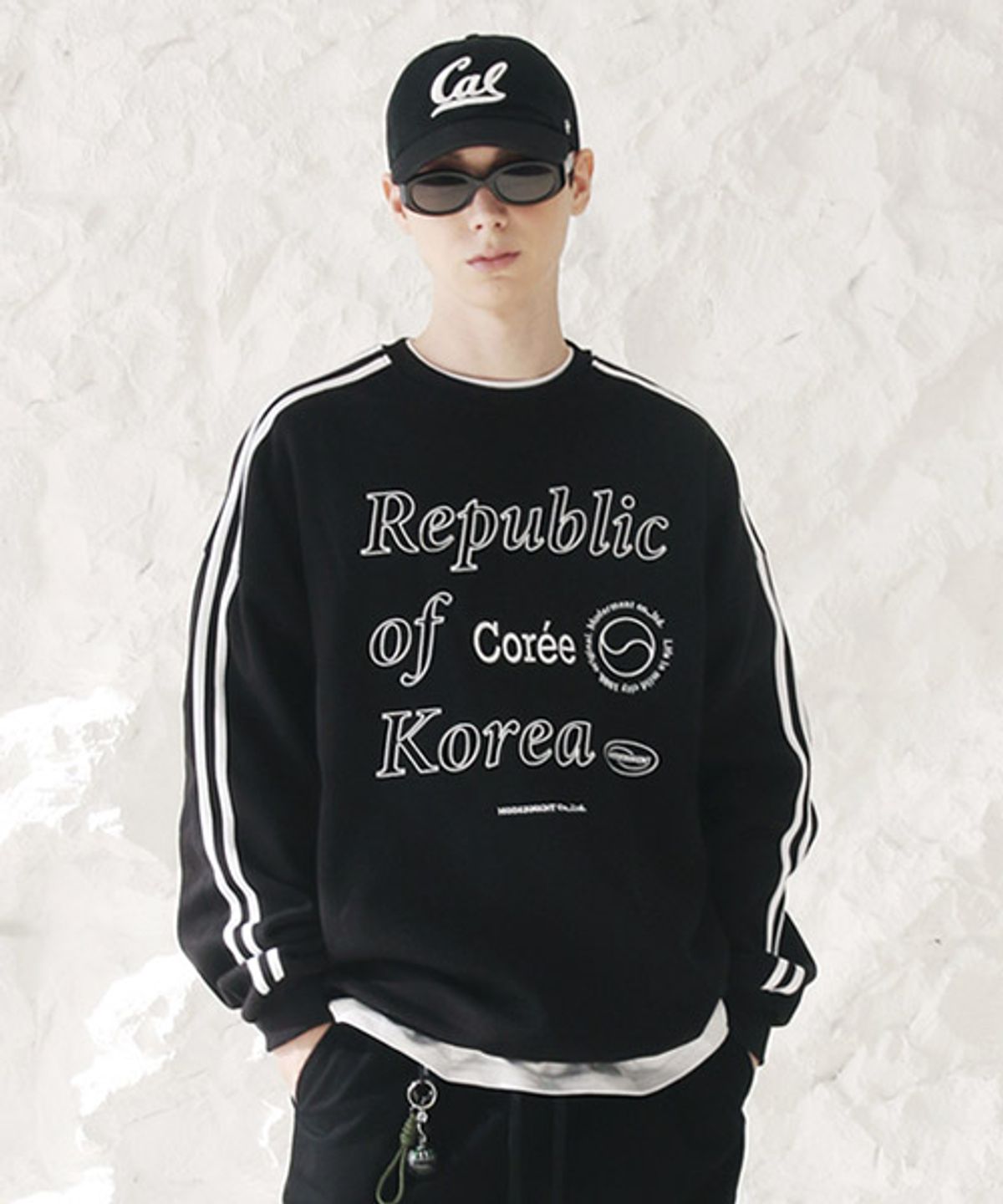 모더먼트(MODERMENT) 리퍼블릭 그래픽 맨투맨 [블랙]