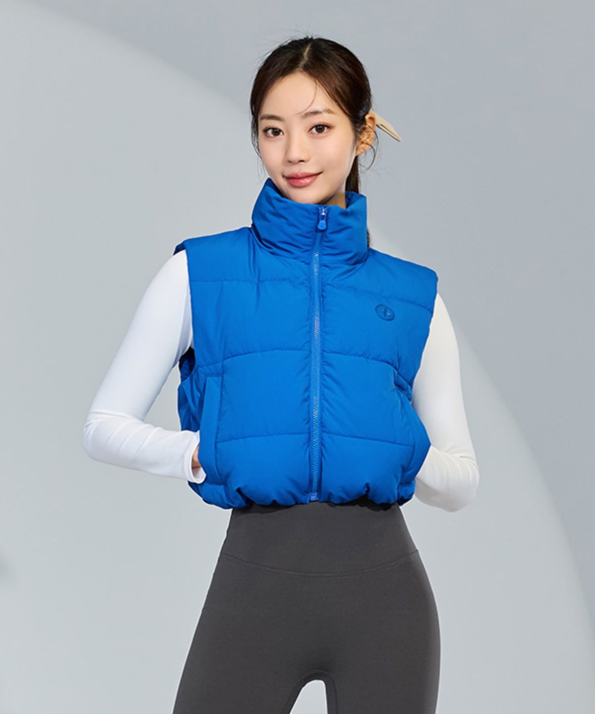 젝시믹스(XEXYMIX) 하이넥 크롭 패딩 베스트 울트라블루