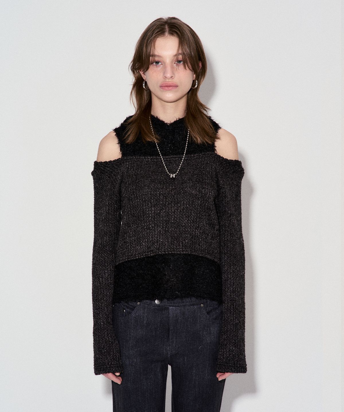 데비어퍼(DEBBY UPPER) ROMILY CUT-OUT HOODIE_CHARCOAL/BLACK