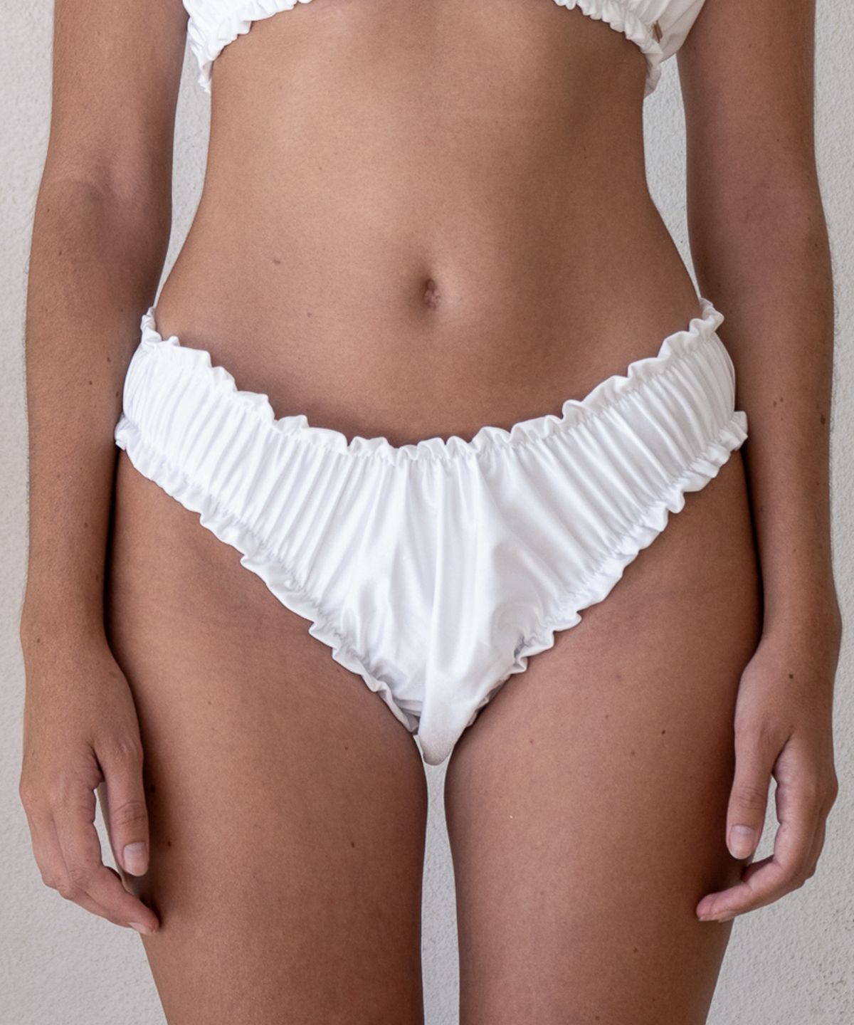 로에(LEAUET) Mia White Ruched Bikini Briefs