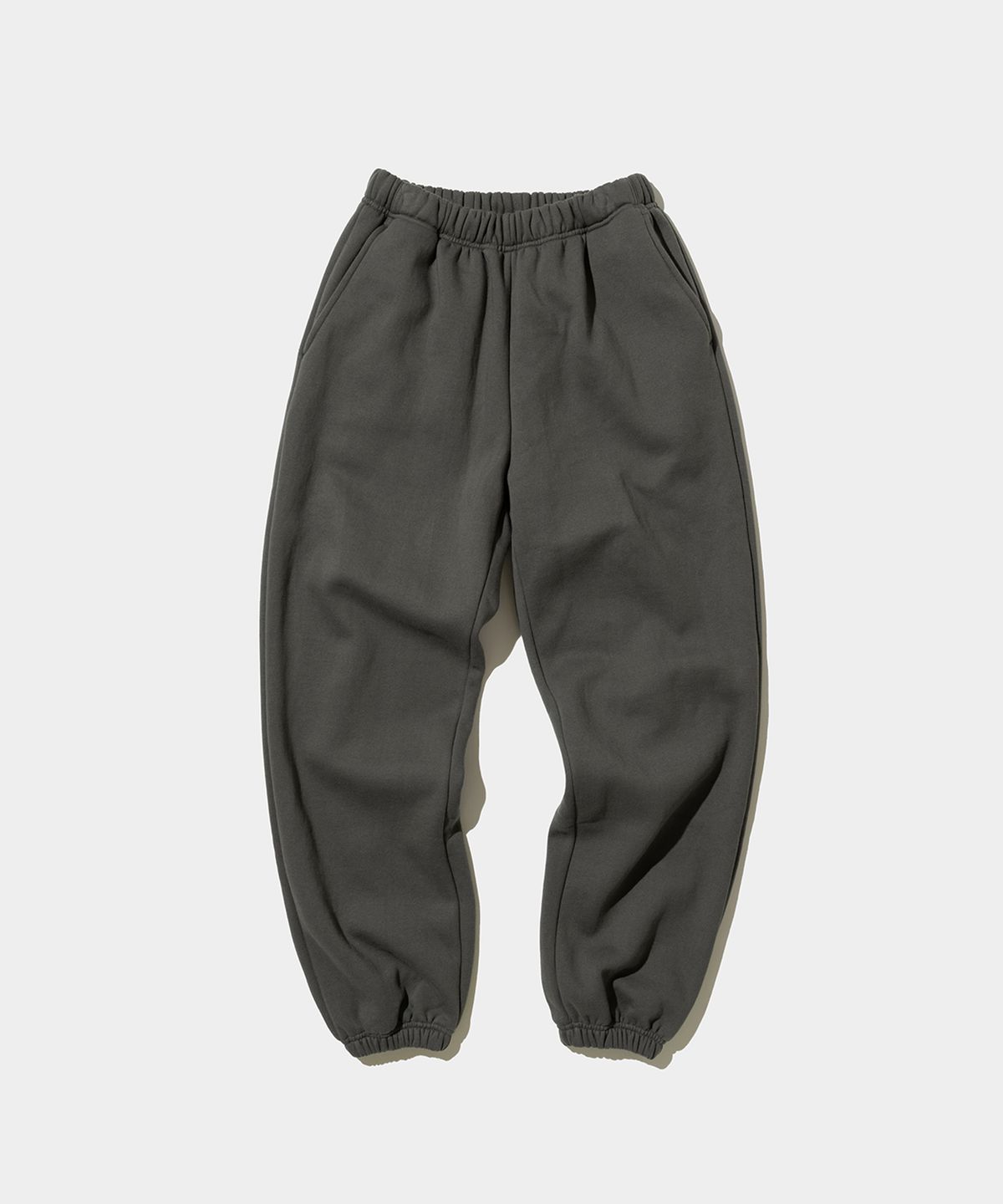 스탠드먼츠(STANDMENTS) COMFY SWEATPANTS DARK OLIVE