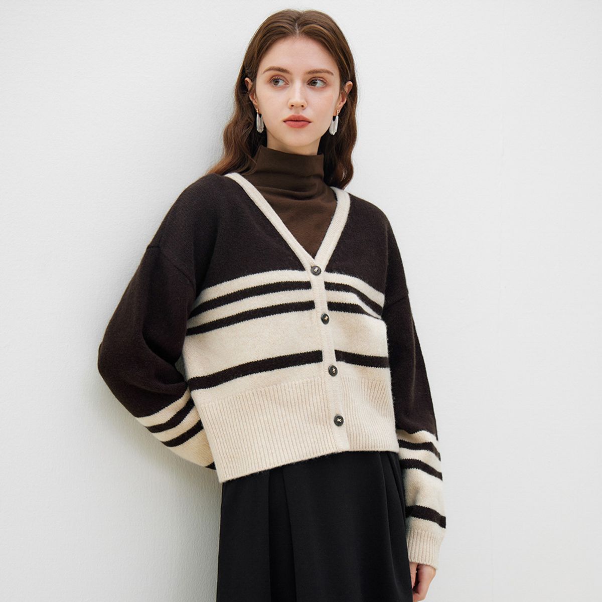 웬스데이딜라잇(WEDNESDAY DELIGHT) WD_Striped v-neck cardigan_2color