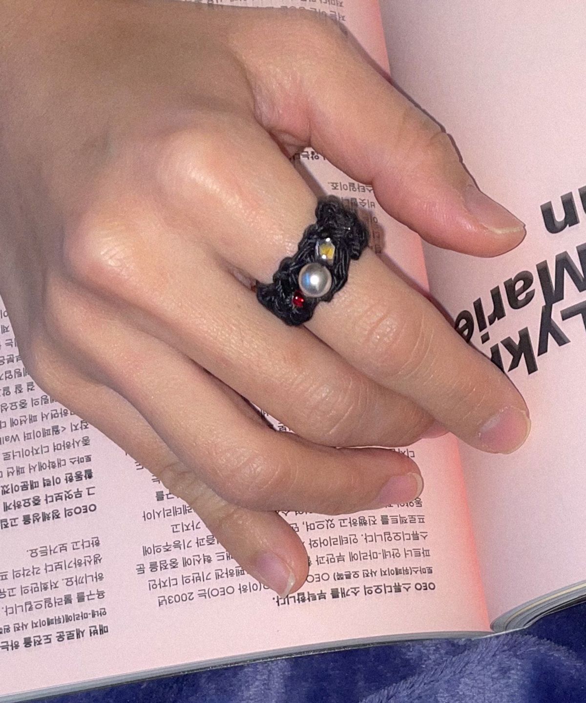 메리모티브(MERRYMOTIVE) Gem with knitted ring (Black)