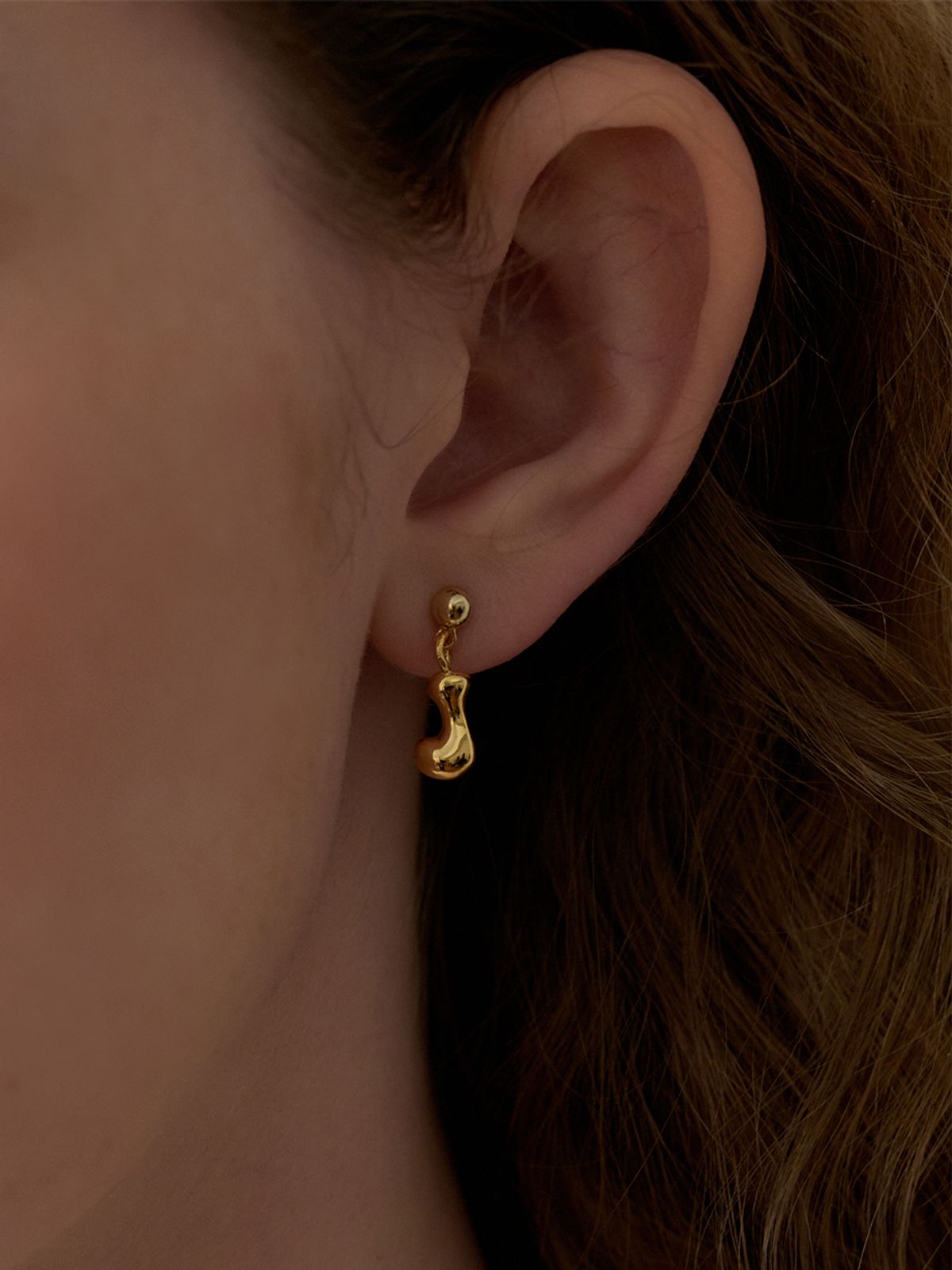 리엔느와르(leeENoir) Mini Flow Initial Earring (2color)