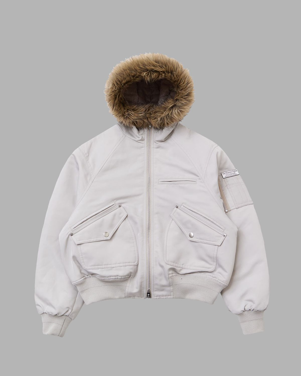 더뮤지엄비지터(THEMUSEUMVISITOR) FUR HOOD METAL LOGO MA-1 JUMPER (IVORY)