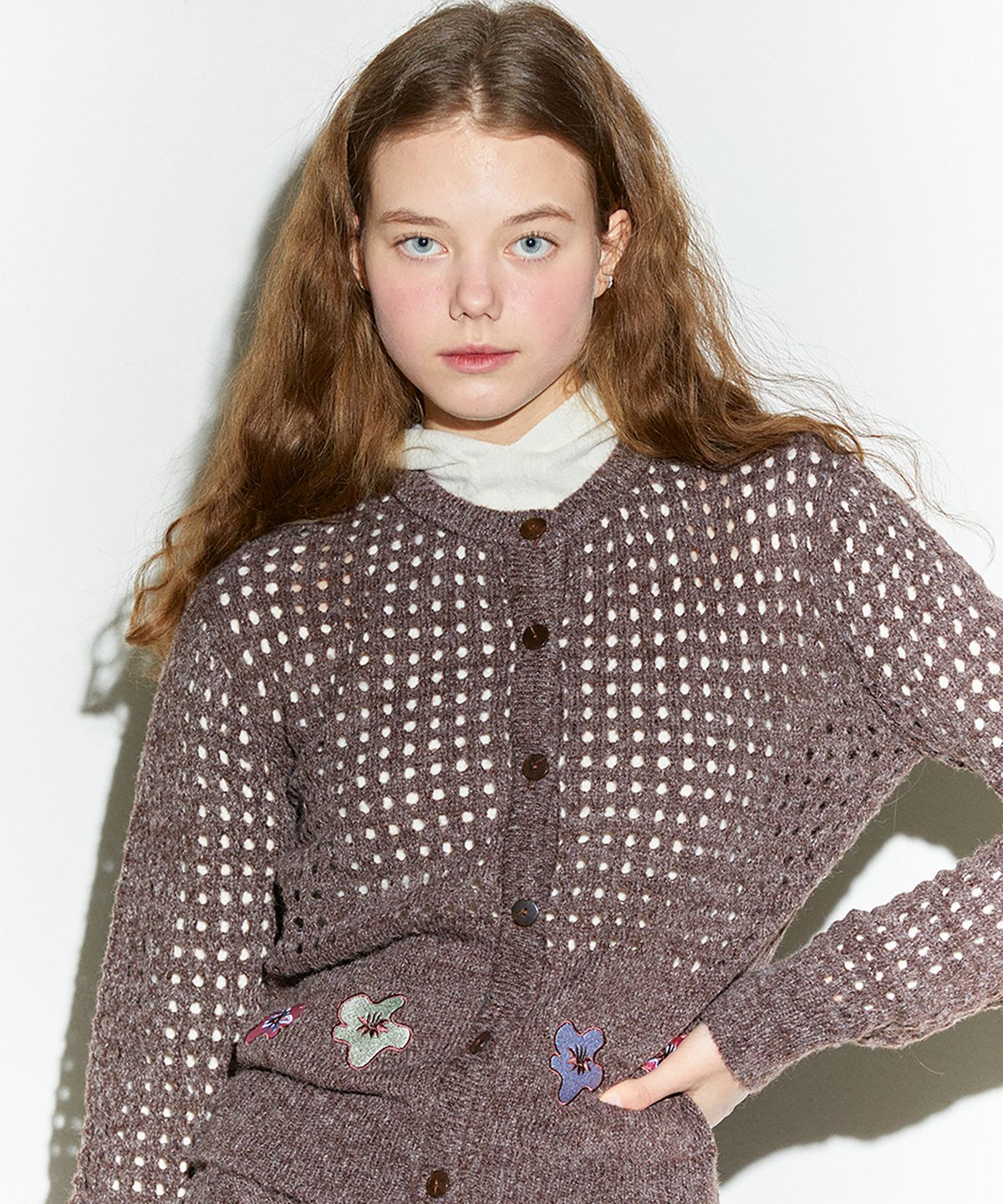 미미카위(MIMICAWE) POPPY EMBROIDERY CARDIGAN/BROWN