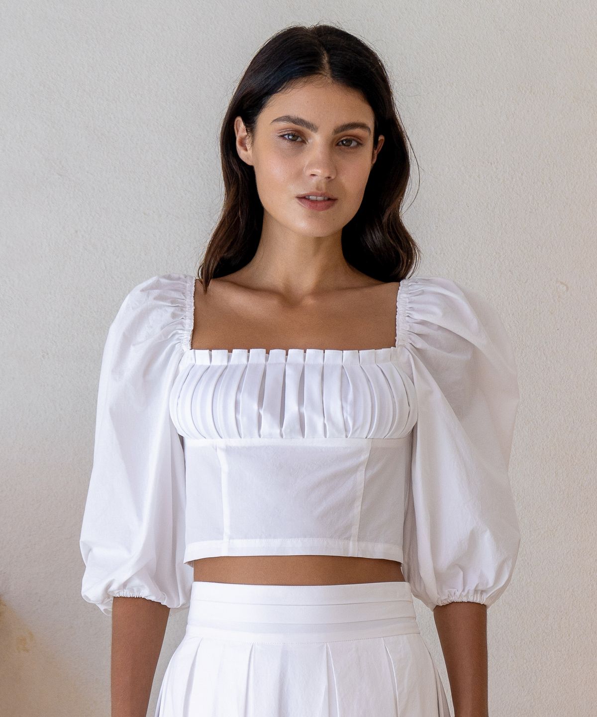 로에(LEAUET) Isla White Pleated Square-neck Crop Top