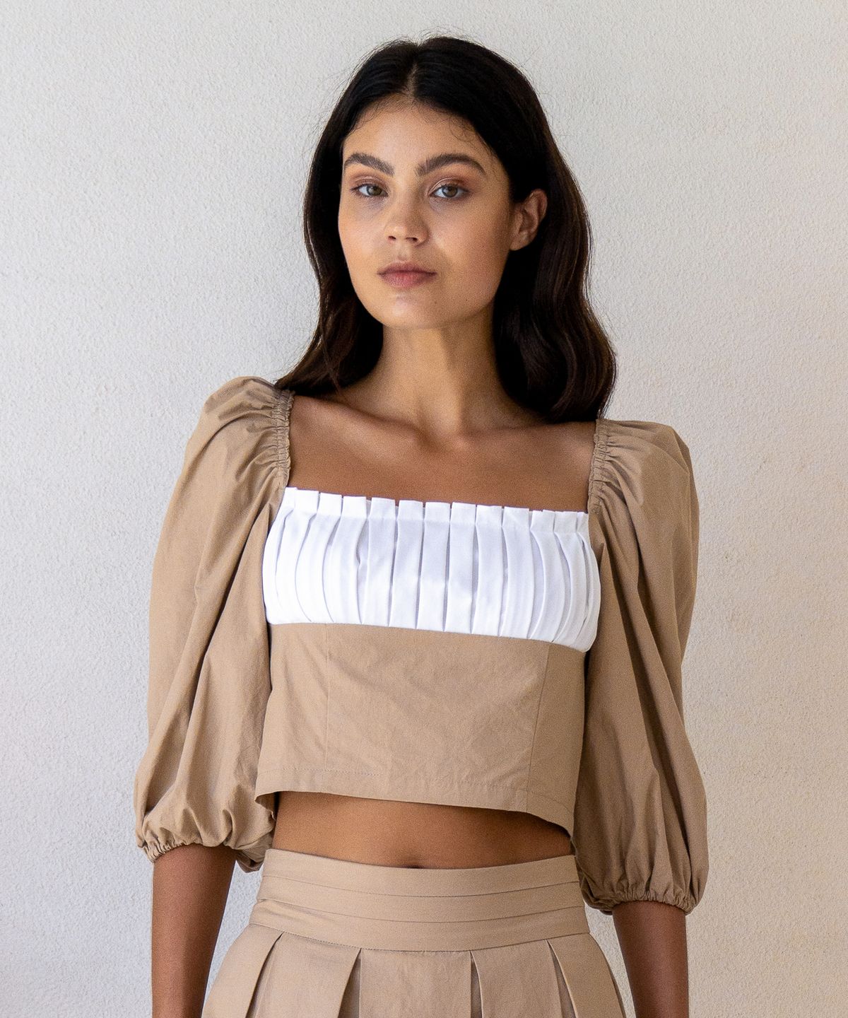 로에(LEAUET) Isla Beige Pleated Square-neck Crop Top