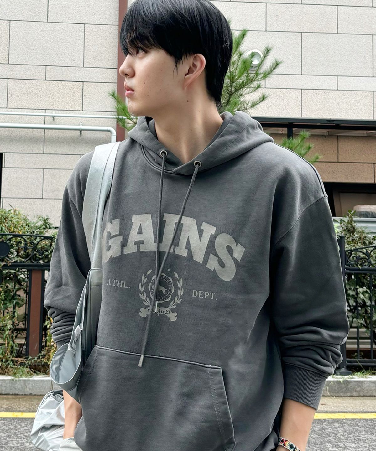 게인스보로(GAINSBORO) 피그먼트 로럴골든 후드티 챠콜