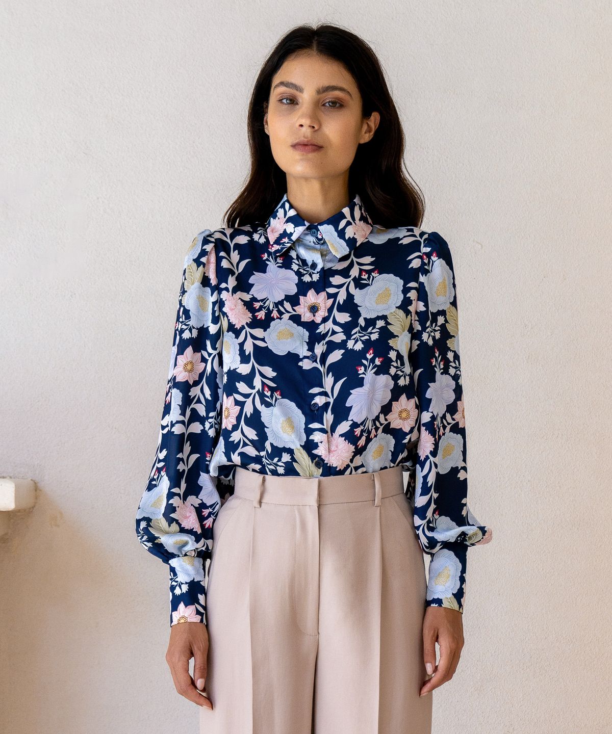 로에(LEAUET) William Navy Floral Blouse