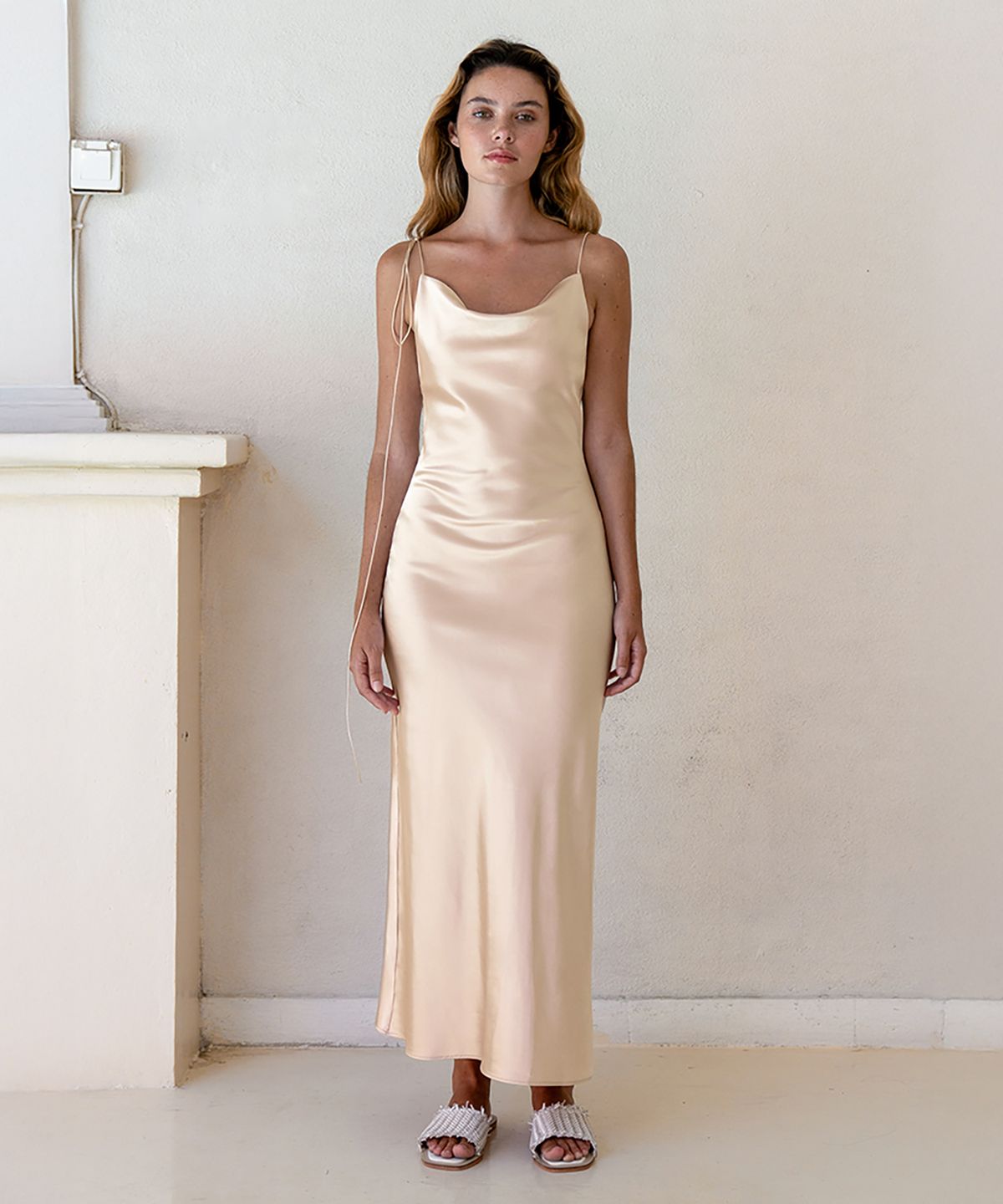 로에(LEAUET) Kristen Gold Satin Slip Dress